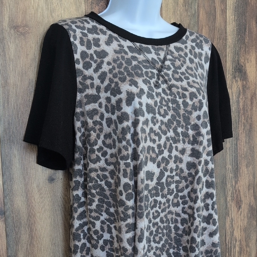 Vanilla Bay Leopard Print Top with Black Sleeves M D363x